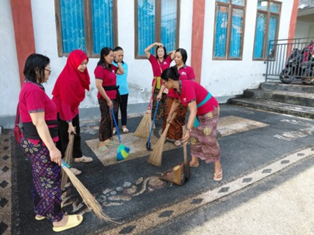Kegiatan Gotong Royong dan Arisan PKK Banjar Bhineka Nusa Kauh Dalung